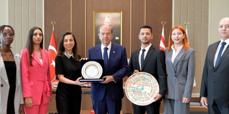 Cumhurbaşkanı Tatar YDÜ Matematik Kulübü Başkanı ve üyelerini kabul etti