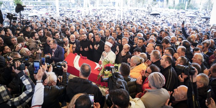 Sanatçı Volkan Konak son yolculuğuna uğurlanıyor