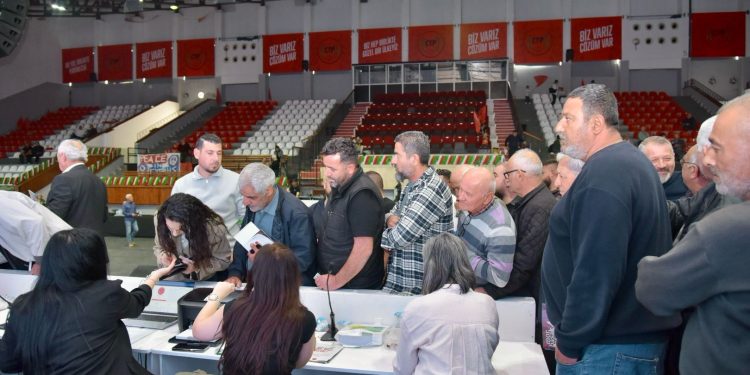 CTP’liler 75 kişilik Parti Meclisi’ni belirlemek üzere oy kullanıyor