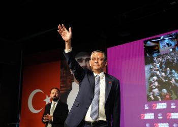 Özgür Özel yeniden CHP Genel Başkanı seçildi