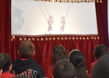 Karagöz ile Hacivat gölge oyunları Girne’deki İlkokullarda eğitim alan öğrenciler için sahneleniyor