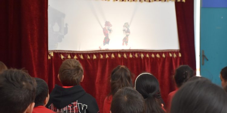 Karagöz ile Hacivat gölge oyunları Girne’deki İlkokullarda eğitim alan öğrenciler için sahneleniyor
