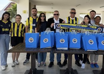 KKTC Fenerbahçeliler Derneği’nden Tangül Ünal Çağıner Sevgi Evleri’ne 23 Nisan ziyareti