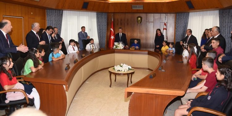 Bakanlık koltukları çocuklara devredildi