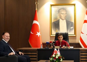 Meclis Başkanı Öztürkler, makamını Dipkarpaz İlkokulu öğrencisi Çınar Güngör’e devretti