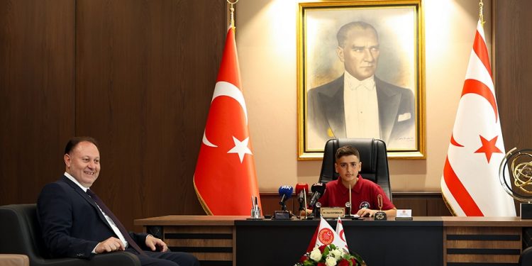 Meclis Başkanı Öztürkler, makamını Dipkarpaz İlkokulu öğrencisi Çınar Güngör’e devretti
