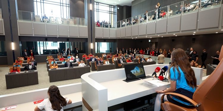 Yeni Cumhuriyet Meclisi’nde ilk temsili Genel Kurul “Çocuk Hakları” gündemiyle yapıldı
