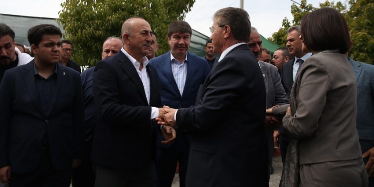 Başbakan Üstel’den eski Türkiye Dışişleri Bakanı Mevlüt Çavuşoğlu’na taziye ziyareti