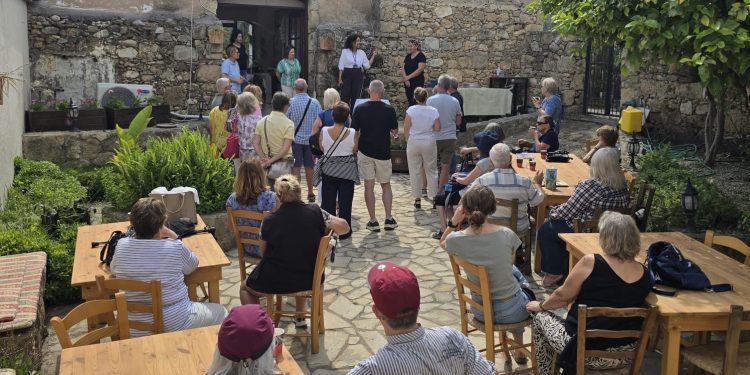 Girne Emekçi Kadınlar Kooperatifi’nden hellim atölyesi