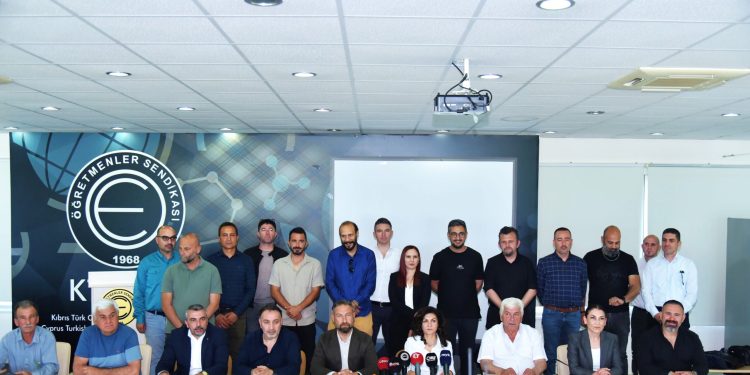 Sendikalar, Disiplin Tüzüğü’ne karşı cuma günü tam gün uyarı grevine gidecek… Aynı günün akşamı Kuğulu Park önünde miting düzenlenecek