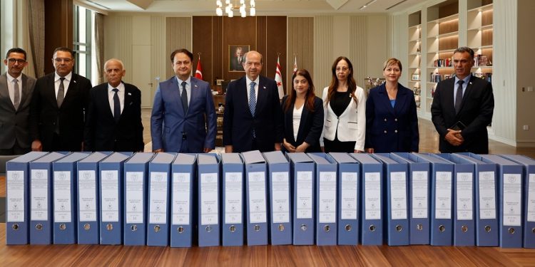 Cumhurbaşkanı Tatar, babası Rüstem Tatar’ın arşivini Milli Arşiv ve Araştırma Dairesi’ne devretti