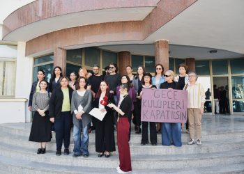 Bazı örgüt, sendika ve siyasi partiler gece kulüplerinin kapatılması talebiyle eylem yaptı