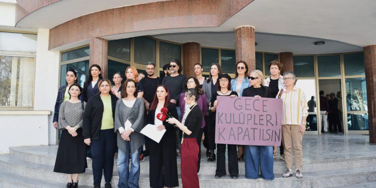 Bazı örgüt, sendika ve siyasi partiler gece kulüplerinin kapatılması talebiyle eylem yaptı