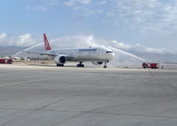 THY’nin ikinci geniş gövde uçağı Ercan’a teker koydu