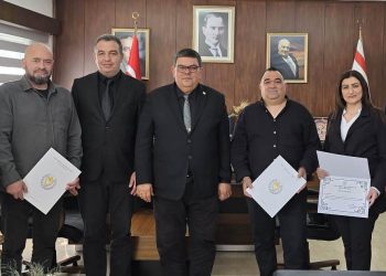 Maliye Bakanı Özdemir Berova 4 gümrük personeline başarılarından dolayı takdir belgesi verdi