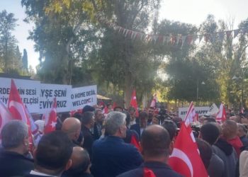 YDP Lefkoşa İlçe Teşkilatı Büyükelçilik önünde eylem yapıyor