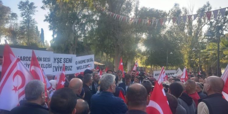YDP Lefkoşa İlçe Teşkilatı Büyükelçilik önünde eylem yapıyor