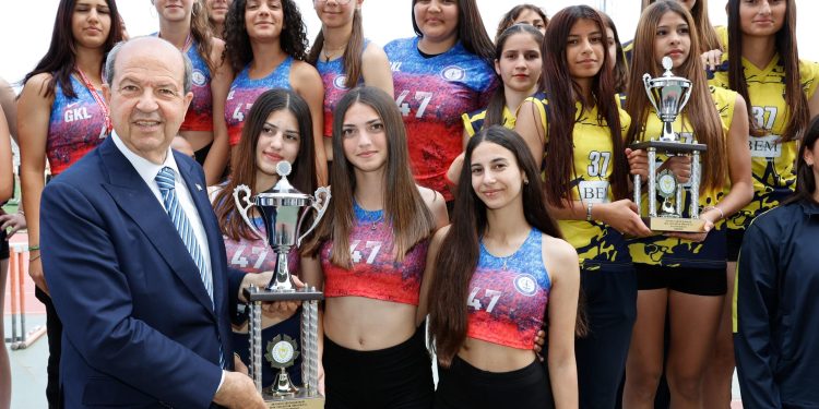 Cumhurbaşkanı Tatar, Liseli Gençler Atletizm Finalleri’nde kupa takdimi yaptı
