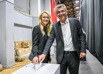 Erhürman kurultayda oyunu kullandı