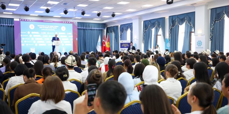Kırgızistan’da “Türk Dünyasının Geleceği ve Yükselen Yıldızı Gençlik” konferansı düzenlendi