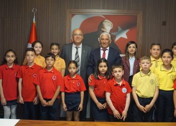 Öğrencilerden oluşan heyet Güzelyurt Belediye Başkanı Mahmut Özçınar’ı ziyaret etti