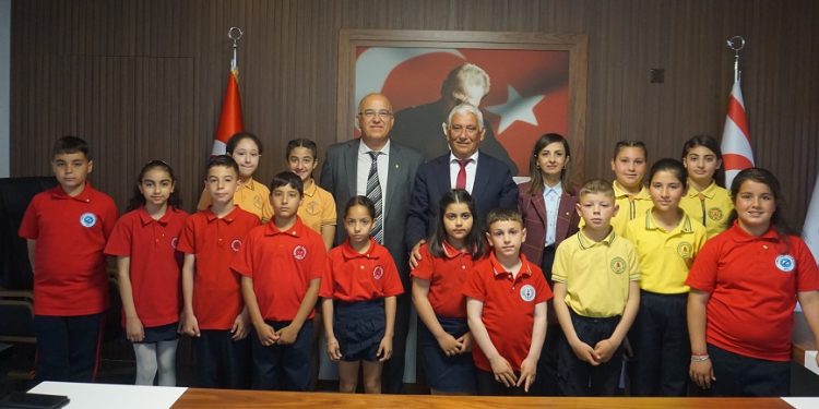 Öğrencilerden oluşan heyet Güzelyurt Belediye Başkanı Mahmut Özçınar’ı ziyaret etti
