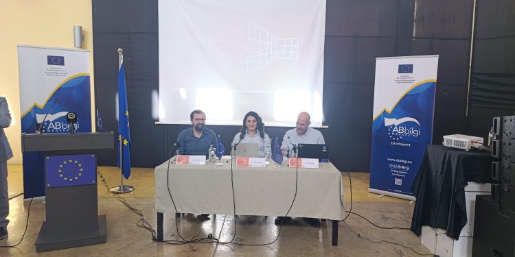 “Bilgi Çağında Gerçek ve Algı” konulu panel düzenlendi
