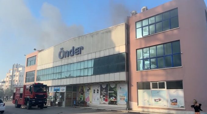 Gazimağusa’da Önder AVM’de çıkan yangın kontrol altına alındı. Soğutma çalışmaları devam ediyor