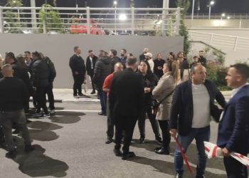 UBP üyeleri Ercan Havalimanı’nda  Başbakan  Üstel’i karşılamak için bekliyor