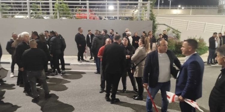 UBP üyeleri Ercan Havalimanı’nda  Başbakan  Üstel’i karşılamak için bekliyor