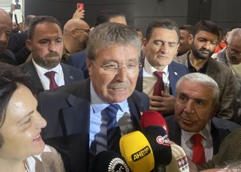 Başbakan Üstel ülkeye döndü: “Kıbrıs Türk halkının tarihini bilmeyen bu memur arkadaşın bize özür borcu var”