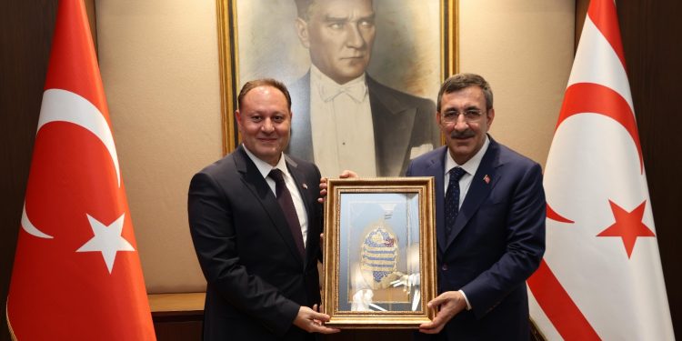 TC Cumhurbaşkanı Yardımcısı Yılmaz, Öztürkler’i yeni makamında ziyaret etti