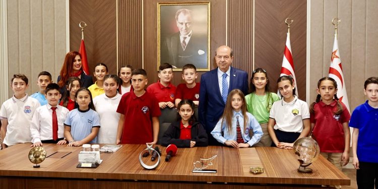 Cumhurbaşkanı Tatar, görevini 9 Eylül İlkokulu öğrencisi Melin Kunt’a devretti