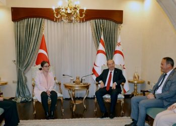 Cumhurbaşkanı Tatar Kıbrıs Otizm Derneği heyetini kabul etti