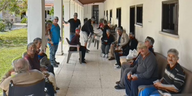 Gardiyanoğlu, Lapta Huzurevi’ni ve 18 Yaş Üstü Engelli Rehabilitasyon Merkezi’ni ziyaret etti