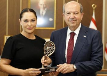 Cumhurbaşkanı Tatar, sanatçı Hülya Avşar’ı kabul etti