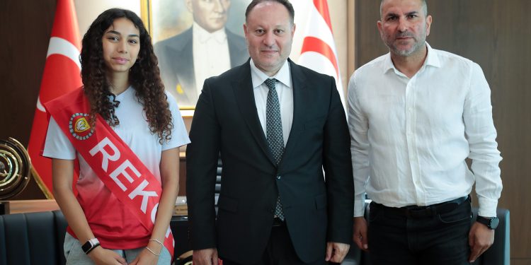 Öztürkler: Gençlerimiz haksız  izolasyonlara rağmen başarılarıyla örnek oluyor