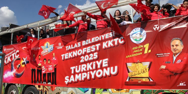 TEKNOFEST KKTC’de birinci olan öğrencilere Kayseri’de üstü açık otobüsle şehir turu yaptırıldı