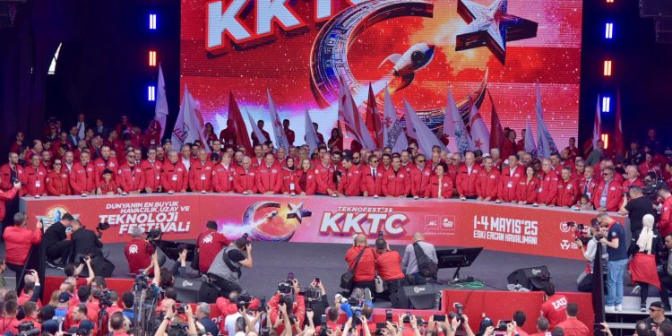 TEKNOFEST KKTC törenle açıldı… Bayraktar: “Artık bu adada refah, özgürlük, teknoloji rüzgarı esecek