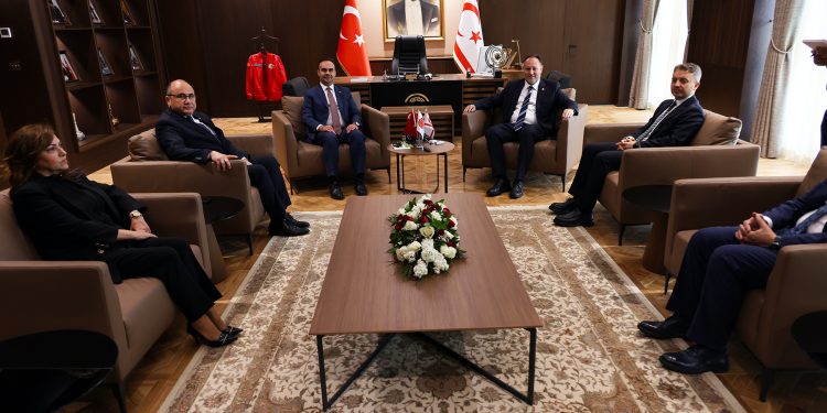 Meclis Başkanı Öztürkler Türkiye Sanayi ve Teknoloji Bakanı Kacır’ı kabul etti