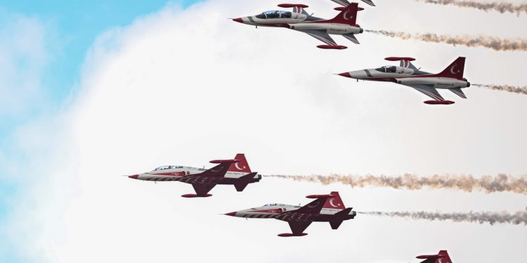 Türk Yıldızları TEKNOFEST KKTC’de gösteri uçuşu yaptı
