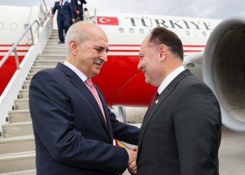 Öztürkler, TBMM Başkanı Numan Kurtulmuş ve beraberindeki milletvekillerini havaalanında karşıladı