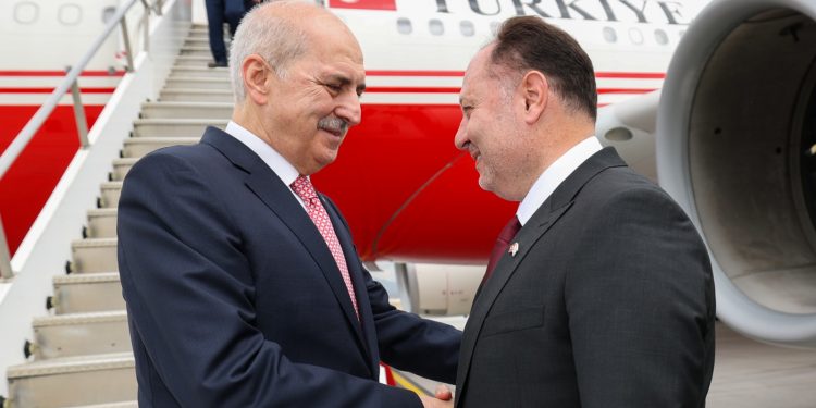 Öztürkler, TBMM Başkanı Numan Kurtulmuş ve beraberindeki milletvekillerini havaalanında karşıladı
