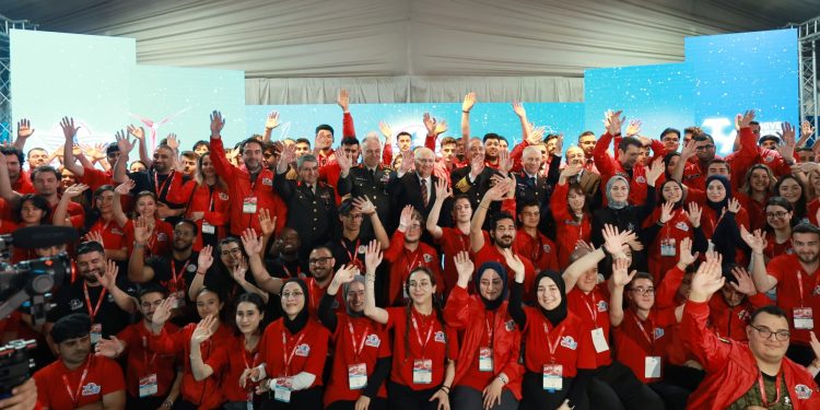 TC Milli Savunma Bakanı Güler, TEKNOFEST KKTC’de gençlerle bir araya geldi