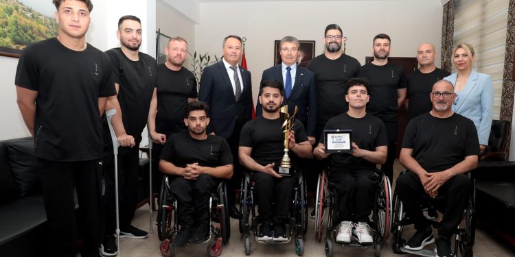 Üstel, Vakıflar Tekerlekli Sandalye Basketbol takımı heyetini kabul etti