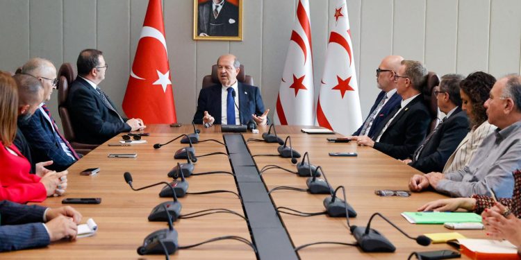 Cumhurbaşkanı Tatar, Kıbrıs Türk Ticaret Odası Başkanı Deniz ve heyetini kabul etti