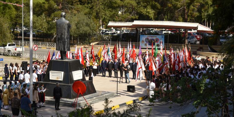 19 Mayıs Atatürk’ü Anma Gençlik ve Spor Bayramı etkinlikleri Atatürk Anıtı önünde düzenlenen törenle başladı
