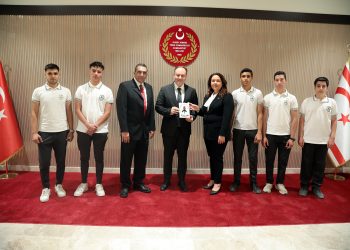 Meclis Başkanı Öztürkler Sedat Simavi Endüstri Meslek Lisesi öğrencilerini kabul etti