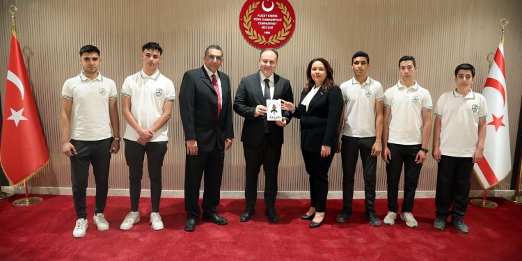 Meclis Başkanı Öztürkler Sedat Simavi Endüstri Meslek Lisesi öğrencilerini kabul etti