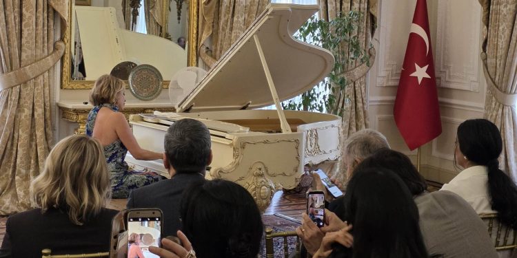 Piyanist Rüya Taner, Londra’da konser verdi